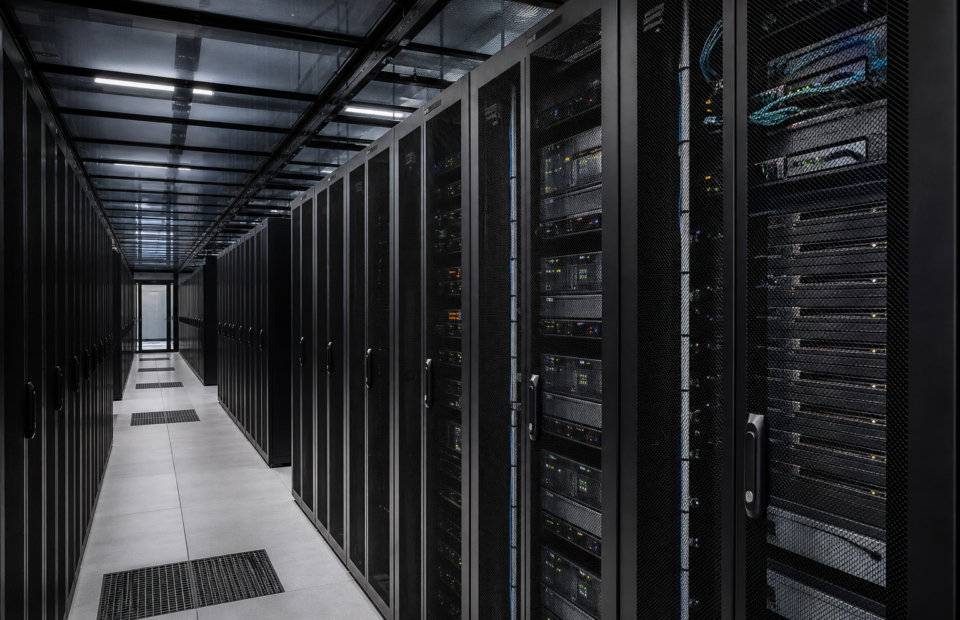 Titelbild zu „Serverstandort als Datenschutzfaktor: Wo KI-Dienste wirklich rechnen“